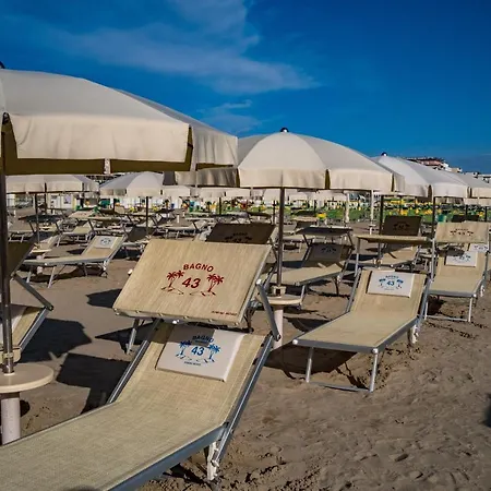Hotell Dei Fiori - Sul Mare Con Piscina 3*