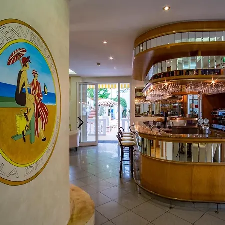 Dei Fiori - Sul Mare Con Piscina Viserbella di Rimini