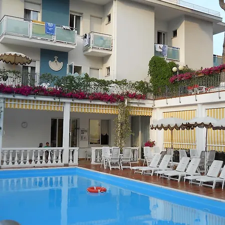 Hotell Dei Fiori - Sul Mare Con Piscina