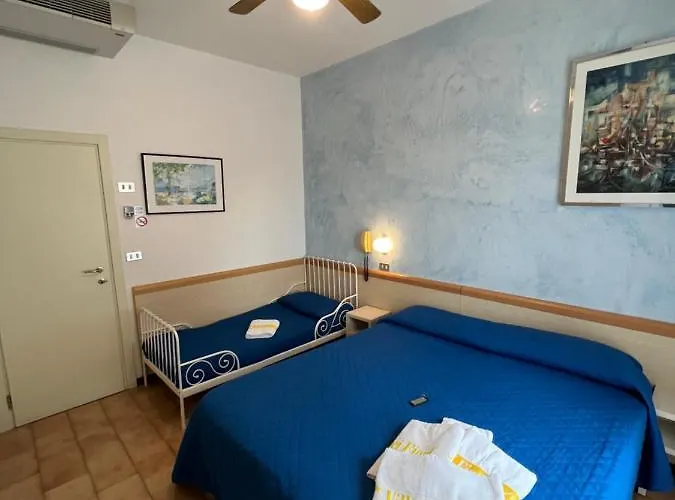 Dei Fiori - Sul Mare Con Piscina Hotel