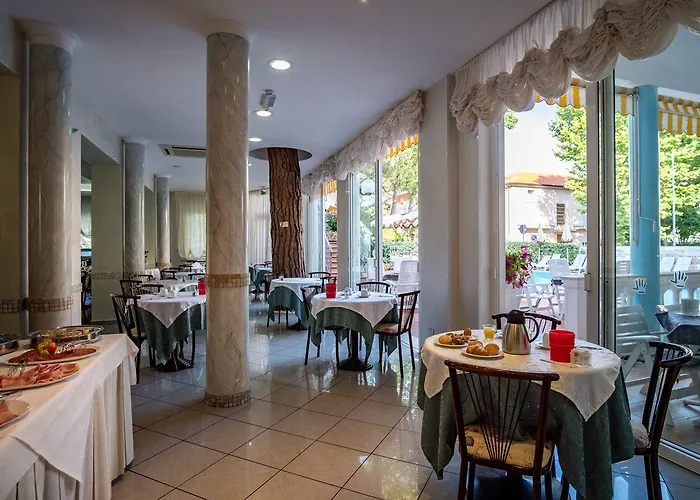 Dei Fiori - Sul Mare Con Piscina Szálloda Viserbella di Rimini