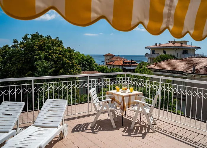 Dei Fiori - Sul Mare Con Piscina Szálloda Viserbella di Rimini