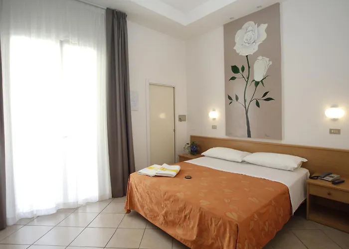 Szálloda Dei Fiori - Sul Mare Con Piscina Viserbella di Rimini