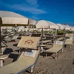호텔 Dei Fiori - Sul Mare Con Piscina 3*