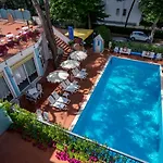 호텔 Dei Fiori - Sul Mare Con Piscina 3*