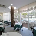 호텔 Dei Fiori - Sul Mare Con Piscina 3*