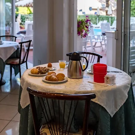 Otel Dei Fiori - Sul Mare Con Piscina