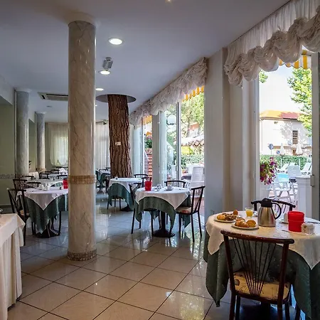 Dei Fiori - Sul Mare Con Piscina فندق Viserbella di Rimini