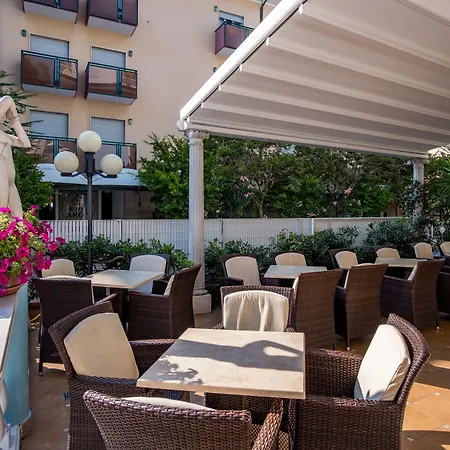 Dei Fiori - Sul Mare Con Piscina Отель 3*