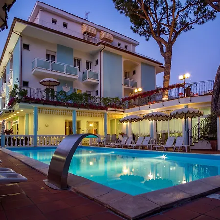 Dei Fiori - Sul Mare Con Piscina Viserbella di Rimini
